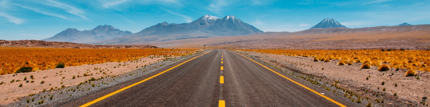 image of two travellers at the golden gate bridge