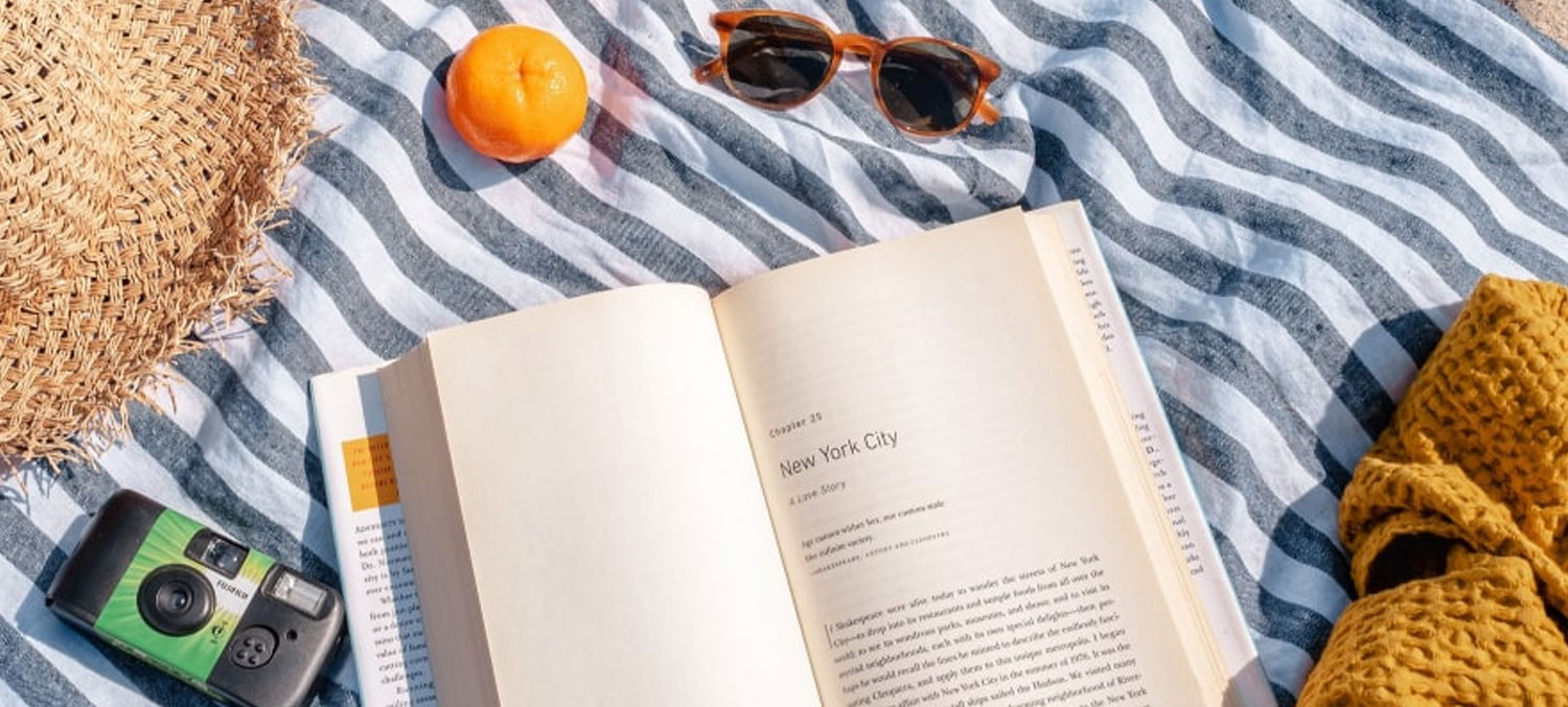 image of two travellers at the golden gate bridge