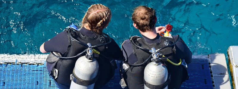people about to scubadive