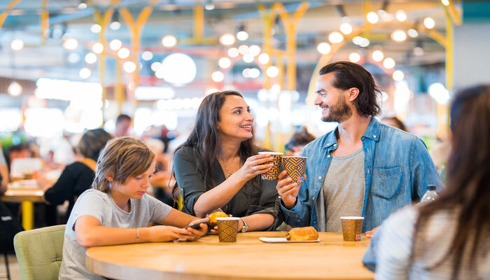Gezin in een restaurant op Eindhoven Airport