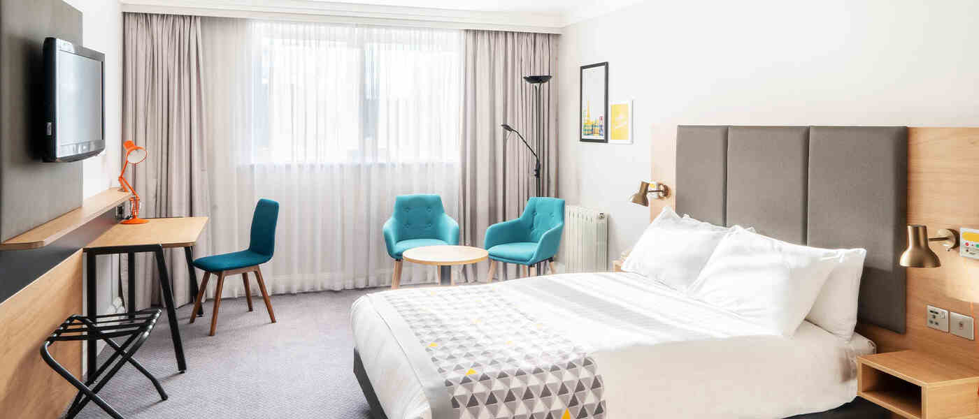 Bedroom at Holiday Inn Hemel Hempstead