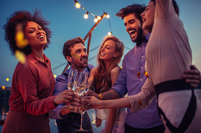 Junge Leute feiern und stoßen an