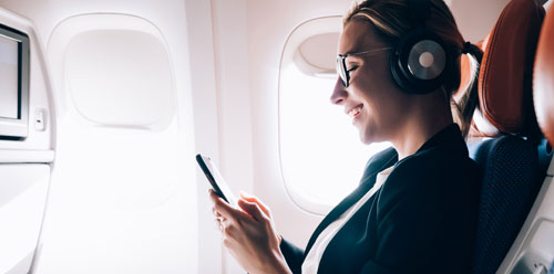 Frau auf einem Steg über dem Meer