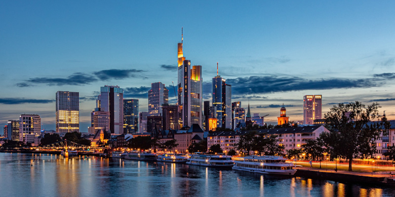 Hafen Frankfurt in der Dämmerung – Hotel am Hafen Frankfurt