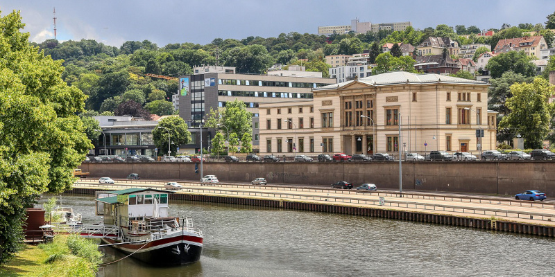 Blick auf die Saar und den Landtag in Saarbrücken