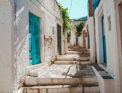 Naxos griechische Gasse mit weißen Häusern und blauen Fensterläden