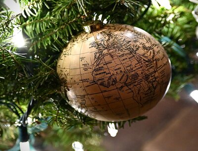 Braune Christbaumkugel mit Atlas Druck