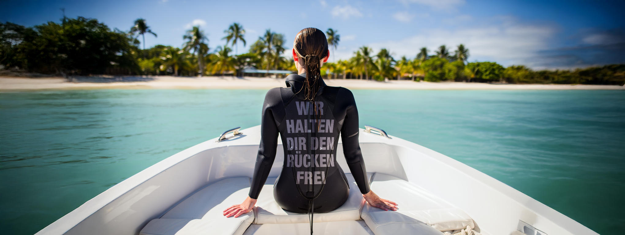 Eine Frau sitzt auf einem Boot, das auf einen Strand zufährt