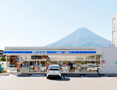 Lawson Mini Markt mit geparktem Auto und Mount Fuji im Hintergrund