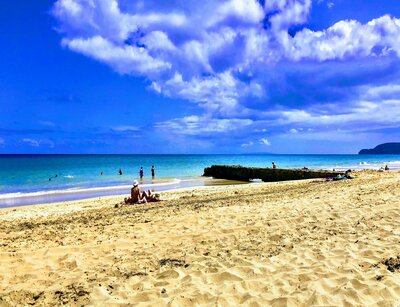 Sandstrand, blauer Himmel und Badegäste auf Porto Santo in Portugal