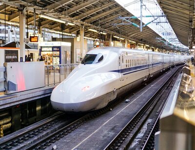 Blau weißer Zug an japanischer Zugstation