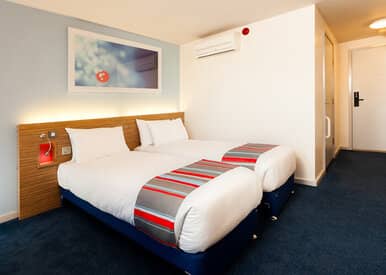 travelodge edinburgh airport bedroom