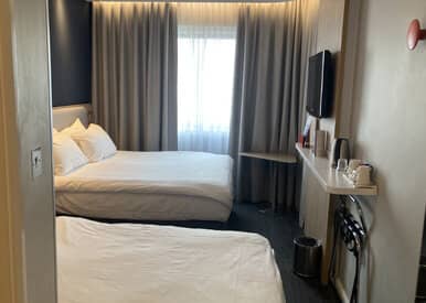 holiday inn express luton bedroom